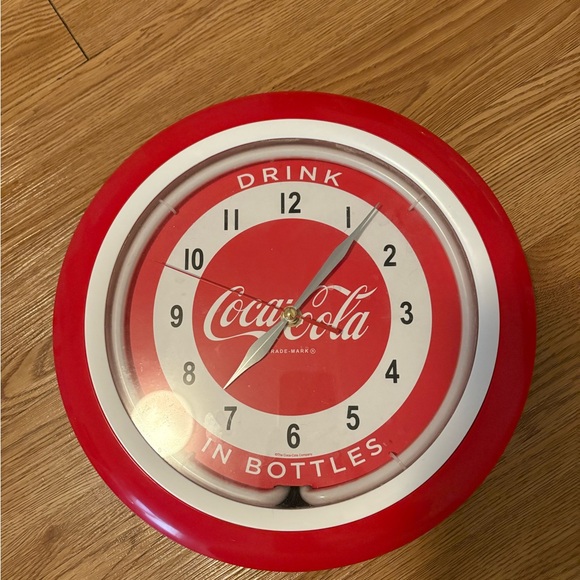 Coca Cola Classic Red and White Wall Clock - Picture 1 of 1